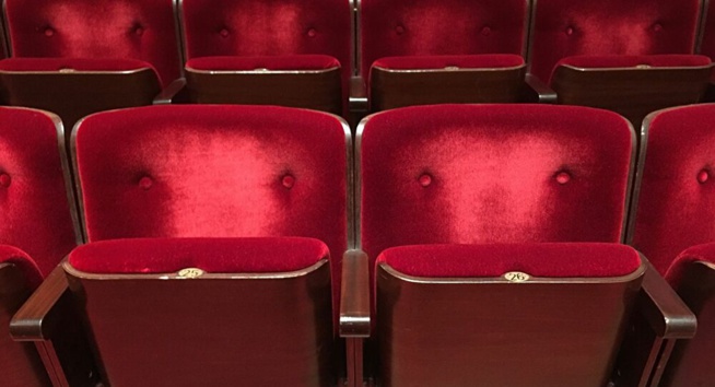 Un directeur de cinéma brûle un fauteuil suite aux nouvelles annonces sur le confinement – vidéo Un directeur de cinéma brûle un fauteuil suite aux nouvelles annonces sur le confinement – vidéo