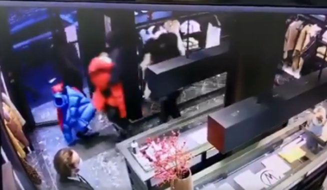 Une boutique de doudounes de luxe pillée en pleine journée à Paris - vidéo Une boutique de doudounes de luxe pillée en pleine journée à Paris - vidéo