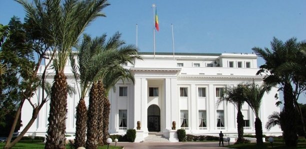 Palais : Gravement malade, un proche collaborateur de Macky évacué en France Palais : Gravement malade, un proche collaborateur de Macky évacué en France