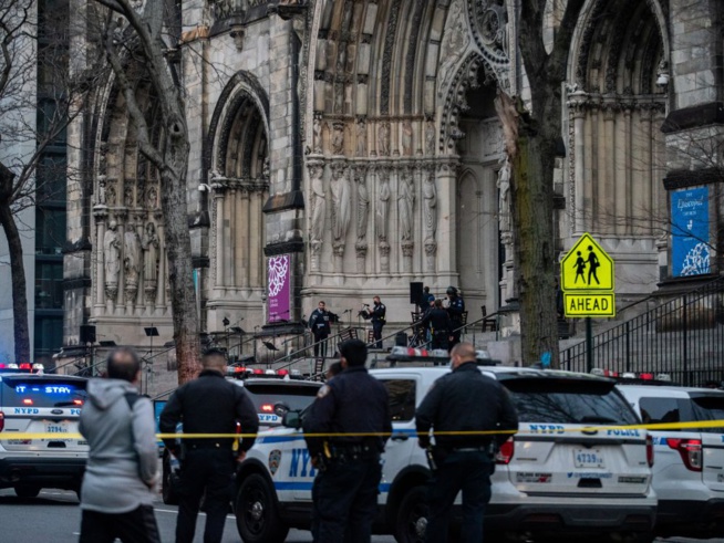 Un homme ouvre le feu devant une cathédrale de Manhattan Un homme ouvre le feu devant une cathédrale de Manhattan