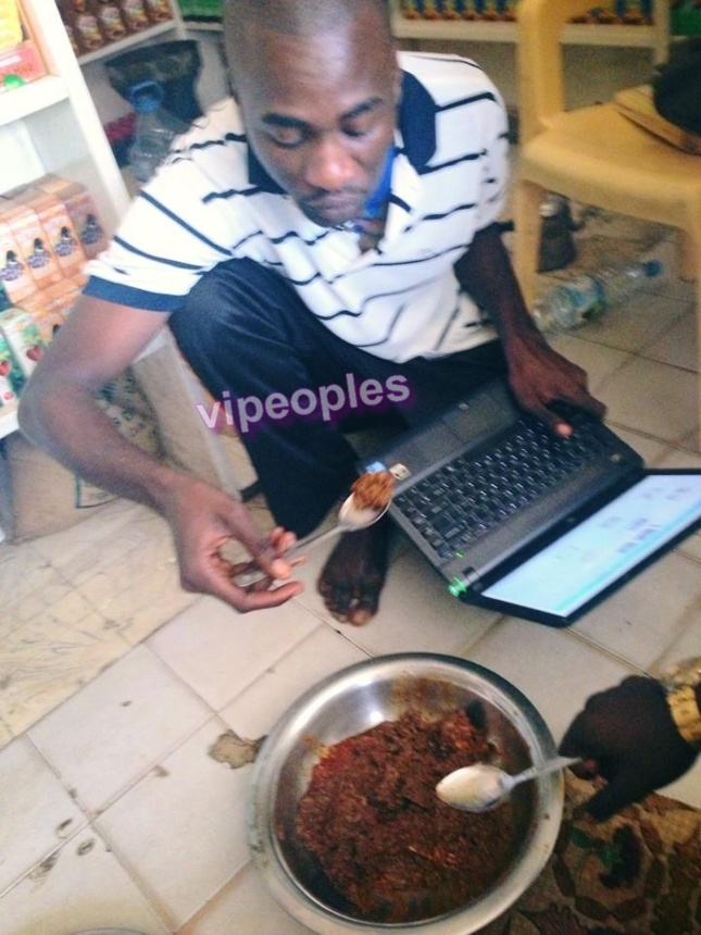 Quand Seydina Aliou Mbow le proprio de page senegal mange du riz et travaille sur son ordinateur en même temps... Quand Seydina Aliou Mbow le proprio de page senegal mange du riz et travaille sur son ordinateur en même temps...
