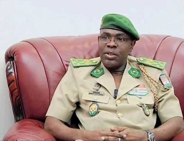 Niger: Salou Djibo, le général qui pédale à l’envers et souffle sur un pétard mouillé Niger: Salou Djibo, le général qui pédale à l’envers et souffle sur un pétard mouillé