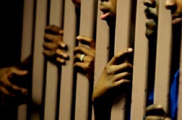 «Service rendu à un ami» en transportant son sac : Amadou Ka va passer 2 ans en prison, pour trafic de drogue «Service rendu à un ami» en transportant son sac : Amadou Ka va passer 2 ans en prison, pour trafic de drogue