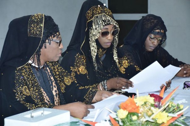 Faux prophètes suite et pas fin : Vous vous rappelez Zayda Zahmane, la Sénégalaise qui se réclamait "prophétesse ?" Faux prophètes suite et pas fin : Vous vous rappelez Zayda Zahmane, la Sénégalaise qui se réclamait "prophétesse ?"