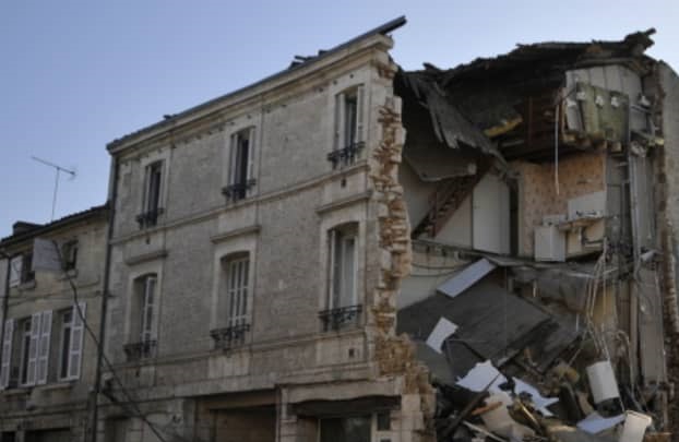 Frayeur chez les populations riveraines : un immeuble en ruine menace de s’effondrer en centre ville Frayeur chez les populations riveraines : un immeuble en ruine menace de s’effondrer en centre ville