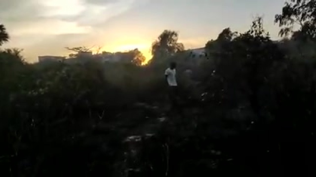 La situation semble maitrisée et moins alarmante, mais après le passage les sapeurs pompiers et agents des eaux et forêts, il restait quelques petits recoins qui dégageaient des fumées et apparemment avec quelques potentielles bouches de feu. Les d La situation semble maitrisée et moins alarmante, mais après le passage les sapeurs pompiers et agents des eaux et forêts, il restait quelques petits recoins qui dégageaient des fumées et apparemment avec quelques potentielles bouches de feu. Les d