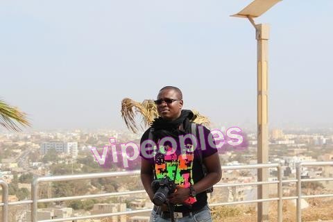 Le journaliste Basile Niane en Tournage. Qu'il est sérieux dans son travail! Le journaliste Basile Niane en Tournage. Qu'il est sérieux dans son travail!