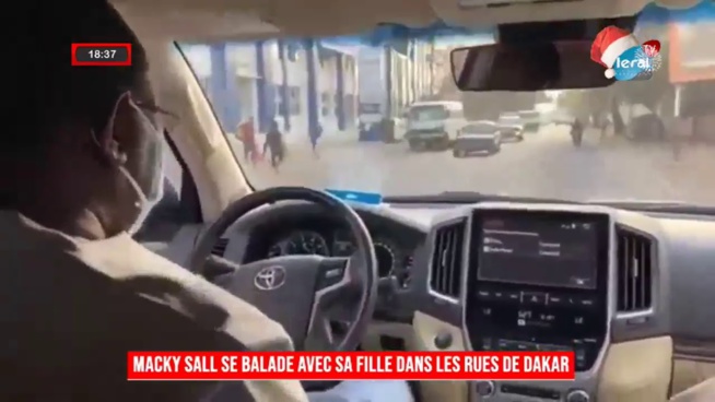 Macky Sall se balade en ville avec sa fille pour tester les auto-ponts...