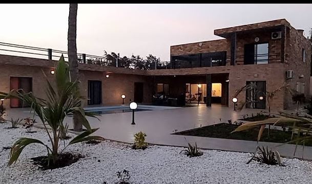 Découvrez la belle maison d’Eumeu Sene au Lac Rose