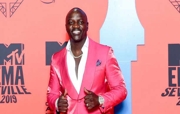 Sa tante défend Akon : “Xamul goordjiguéne té du and ak…-il n’a pas de lien avec les homosexuels”