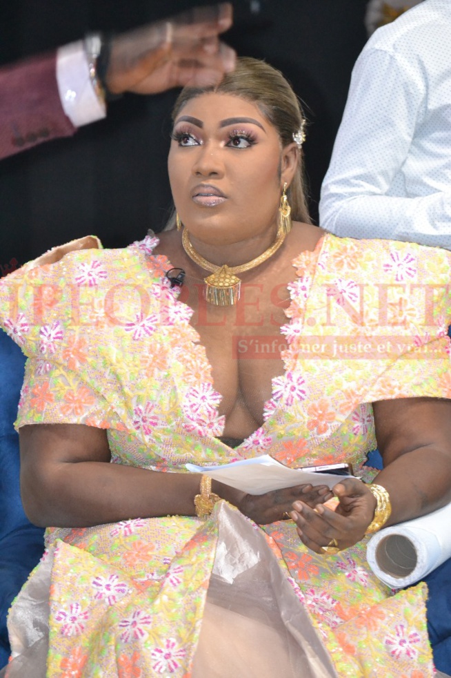 Regardez comment Bijou Confrontation a passé la fin d'année dans une robe super élégante sur le plateau de la 2stv Regardez comment Bijou Confrontation a passé la fin d'année dans une robe super élégante sur le plateau de la 2stv