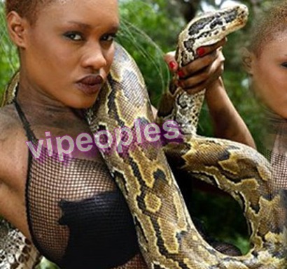 Ndéye Ndack pose avec un serpent