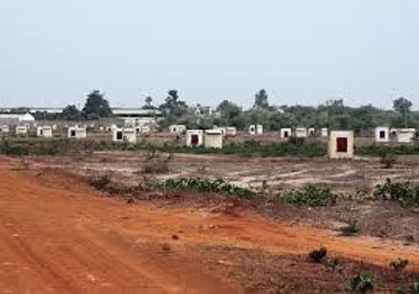 Dara Thioub de Sangalkam en colère : 30 pères de familles sommés de quitter leurs maisons par un marabout Dara Thioub de Sangalkam en colère : 30 pères de familles sommés de quitter leurs maisons par un marabout