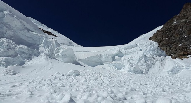 Avalanche mortelle en Espagne: quatre personnes et un bébé coincés dans une voiture sauvés - vidéo Avalanche mortelle en Espagne: quatre personnes et un bébé coincés dans une voiture sauvés - vidéo