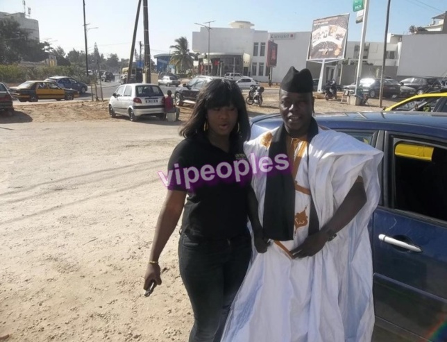 Serigne Koutia drague une femme en chemin