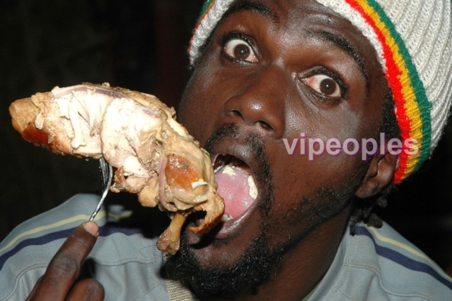 Pacotille surpris entrain de manger: Il se bat contre le poulet!!! Pacotille surpris entrain de manger: Il se bat contre le poulet!!!