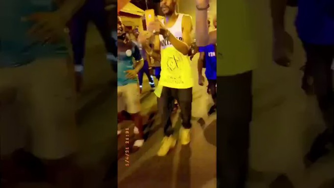 Dans la rue en plein couvre-feu et son message à Macky, voici la vidéo qui a conduit à l’arrestation de 10.000 Problèmes Dans la rue en plein couvre-feu et son message à Macky, voici la vidéo qui a conduit à l’arrestation de 10.000 Problèmes