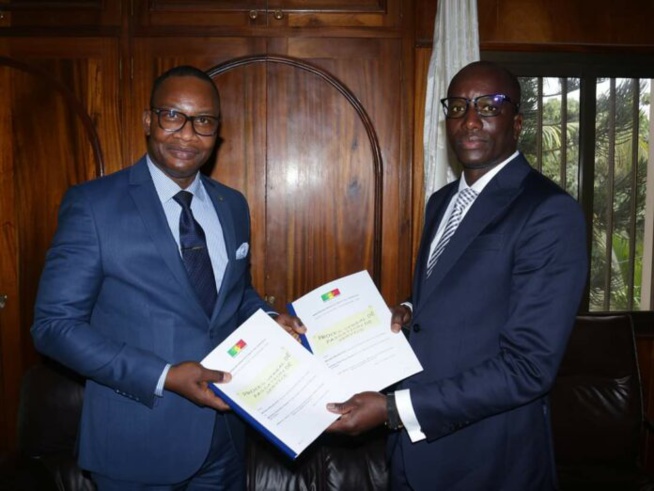 Lourds Arriérés de Dakar Dem Dikk : Omar Bounkhatab Sylla, son DG, déterre les cafards de Me Moussa Diop Lourds Arriérés de Dakar Dem Dikk : Omar Bounkhatab Sylla, son DG, déterre les cafards de Me Moussa Diop