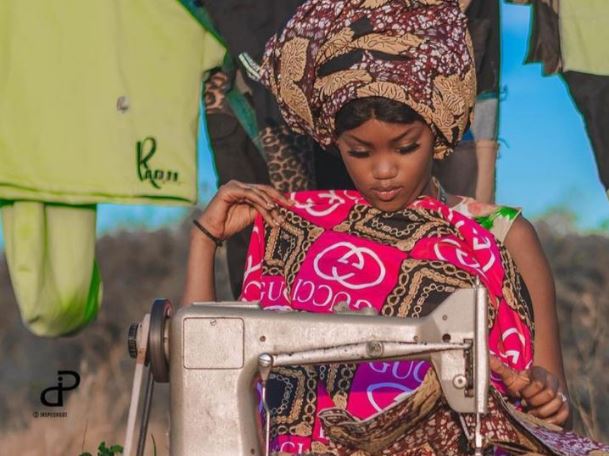 Mame Diarra Mbaye alias Katy de « Virginie », en mode couturière, dégage une beauté africaine incontestable