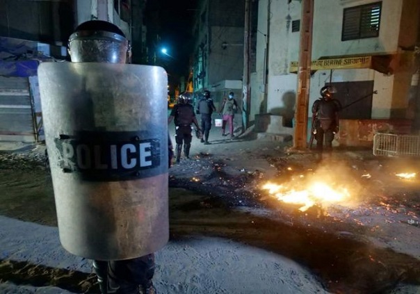 Etat d’urgence assorti d’un couvre-feu : Des citoyens doutent de sa pertinence Etat d’urgence assorti d’un couvre-feu : Des citoyens doutent de sa pertinence