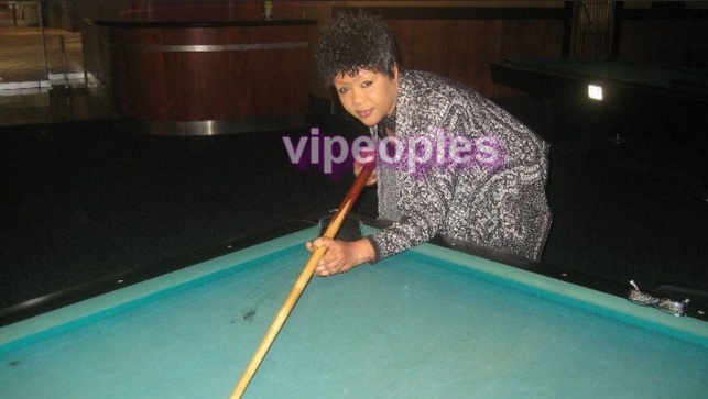 Aida Patra joue au Billard