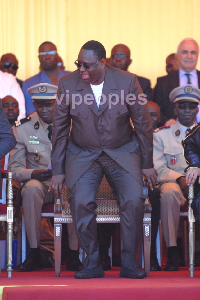 Quand Macky Sall s'amuse à faire des blagues, il lache naturellement son sourire en public!