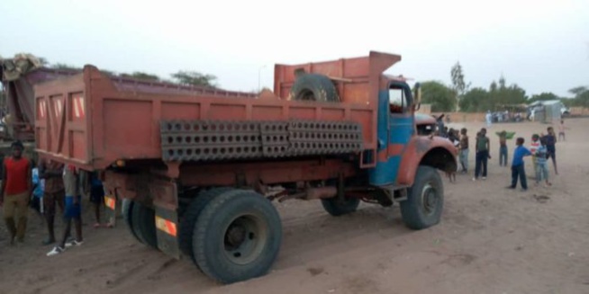 Dahra-Djoloff: Une collision entre deux camions de sable fait 2 blessés graves Dahra-Djoloff: Une collision entre deux camions de sable fait 2 blessés graves