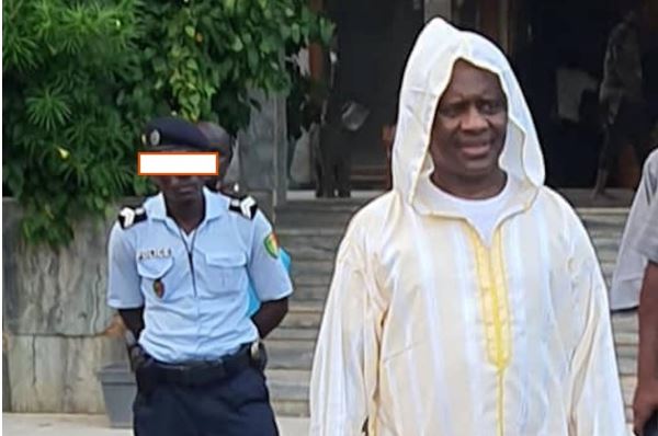 Urgent – Serigne Modou Kara réagit suite à la radiation du policier qui l’a salué en se prosternant