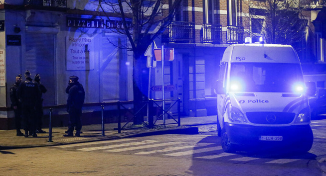 Jets de projectiles, commissariat incendié: manifestation tendue à Bruxelles après la mort d’un jeune interpellé – vidéo Jets de projectiles, commissariat incendié: manifestation tendue à Bruxelles après la mort d’un jeune interpellé – vidéo