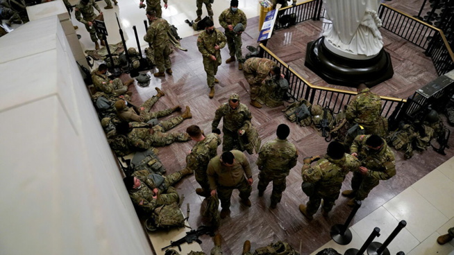 La Garde nationale venue protéger le Capitole dort à même le sol – images La Garde nationale venue protéger le Capitole dort à même le sol – images