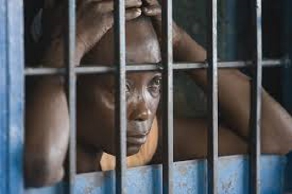 Deux ans dont trois mois ferme de prison : Mère célibataire, Khady Ndiaye avait commis un vol avec effraction aux Maristes Deux ans dont trois mois ferme de prison : Mère célibataire, Khady Ndiaye avait commis un vol avec effraction aux Maristes