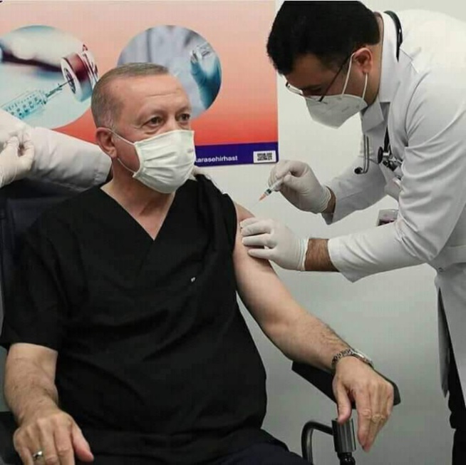 Covid 19: Le Président Erdogan se fait vacciner devant les caméras pour dissiper le doute