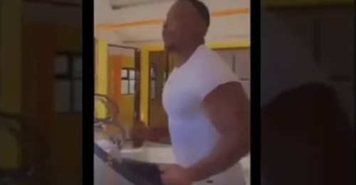 Ama Baldé fait son footing et écoute la nouvelle chanson de Youssou Ndour « Bouki yi danio beury »