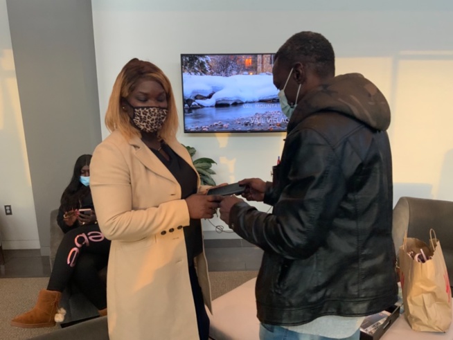 Les images de l arrives de Mo Gates qui affrète un jet prive pour ses hôtes a NEW YORK pour son discours de la renaissance Les images de l arrives de Mo Gates qui affrète un jet prive pour ses hôtes a NEW YORK pour son discours de la renaissance