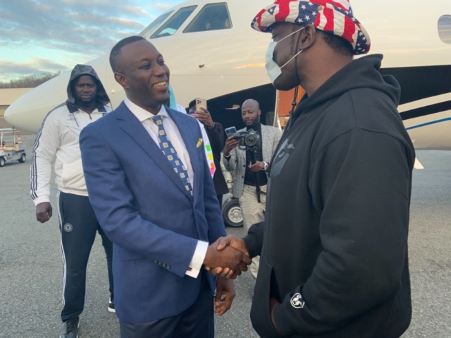 Les images de l arrives de Mo Gates qui affrète un jet prive pour ses hôtes a NEW YORK pour son discours de la renaissance Les images de l arrives de Mo Gates qui affrète un jet prive pour ses hôtes a NEW YORK pour son discours de la renaissance