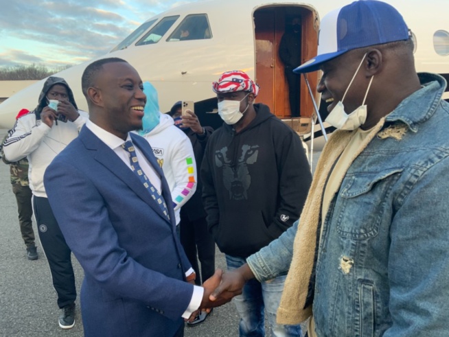 Les images de l arrives de Mo Gates qui affrète un jet prive pour ses hôtes a NEW YORK pour son discours de la renaissance Les images de l arrives de Mo Gates qui affrète un jet prive pour ses hôtes a NEW YORK pour son discours de la renaissance