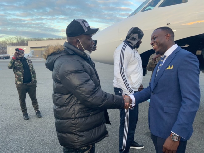 Les images de l arrives de Mo Gates qui affrète un jet prive pour ses hôtes a NEW YORK pour son discours de la renaissance Les images de l arrives de Mo Gates qui affrète un jet prive pour ses hôtes a NEW YORK pour son discours de la renaissance