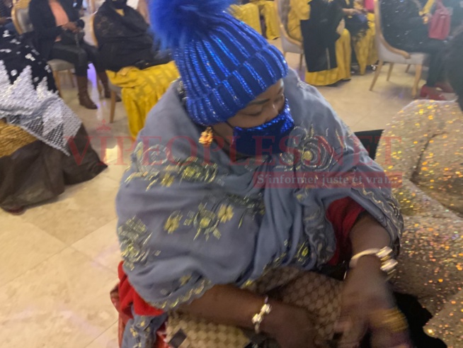 MÈRE DIAL DANS SON NEW LOOK A NEW YORK MÈRE DIAL DANS SON NEW LOOK A NEW YORK