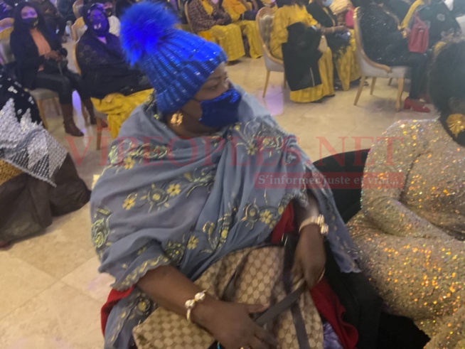 MÈRE DIAL DANS SON NEW LOOK A NEW YORK MÈRE DIAL DANS SON NEW LOOK A NEW YORK