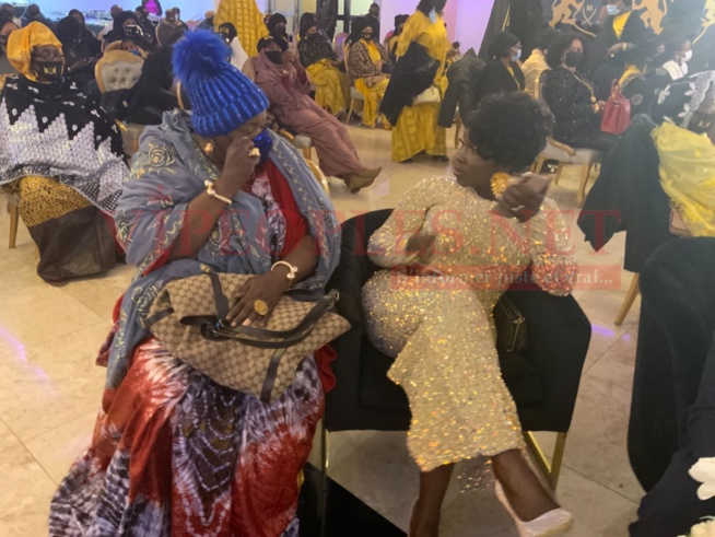 MÈRE DIAL DANS SON NEW LOOK A NEW YORK MÈRE DIAL DANS SON NEW LOOK A NEW YORK