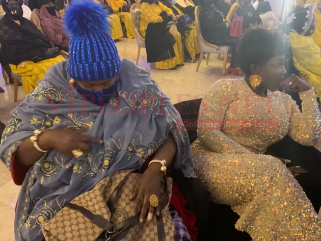 MÈRE DIAL DANS SON NEW LOOK A NEW YORK MÈRE DIAL DANS SON NEW LOOK A NEW YORK