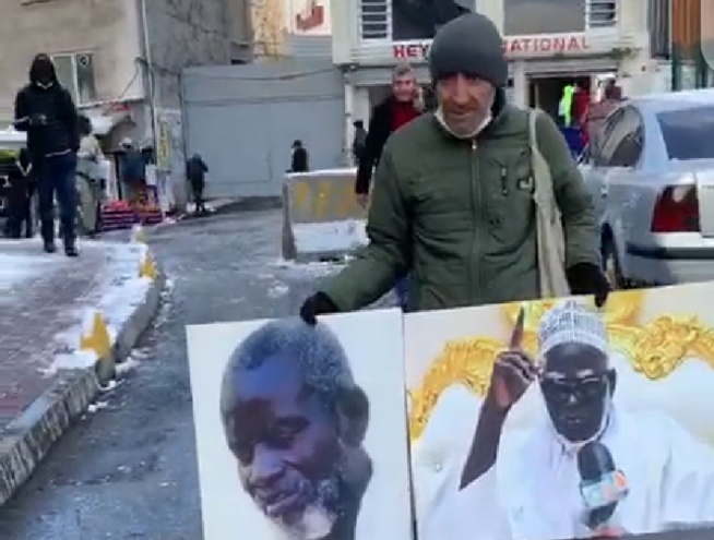 Insolite: Un « Toubab » vend des photos de Serigne Saliou sous la neige Insolite: Un « Toubab » vend des photos de Serigne Saliou sous la neige