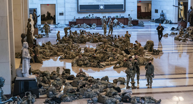 Plusieurs centaines de gardes nationaux US seraient positifs au Covid-19 après leur mission au Capitole Plusieurs centaines de gardes nationaux US seraient positifs au Covid-19 après leur mission au Capitole