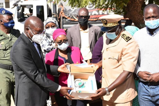 SANGALCAM: OUMAR GUEYE DECAISSE PRÈS DE 8 MILLIONS POUR OUTILLER LES ECOLES ET LE DISTRICT SANITAIRE.