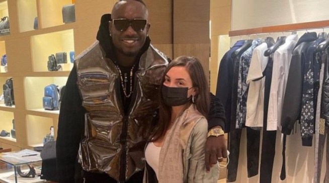 Mbaye Diagne en toute complicité avec sa petite famille Mbaye Diagne en toute complicité avec sa petite famille