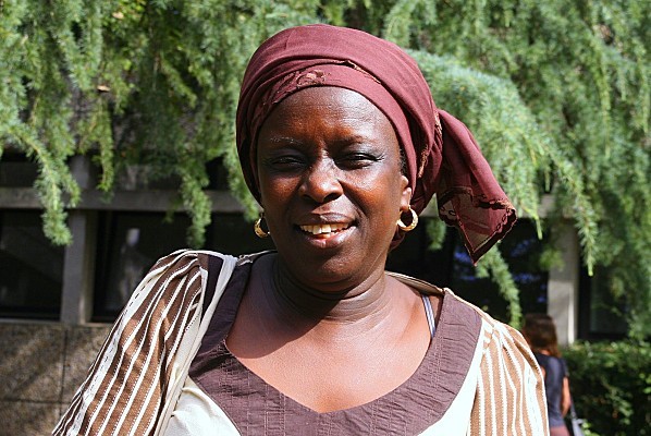 Portrait de Madjiguène Cissé, une militante africaine vaillante et souriante