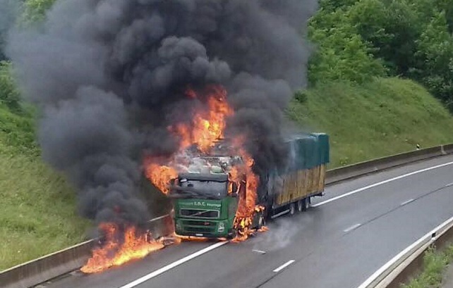 Commune de Diass : un camion en feu sème la panique, puis « contamine » un autre camion Commune de Diass : un camion en feu sème la panique, puis « contamine » un autre camion