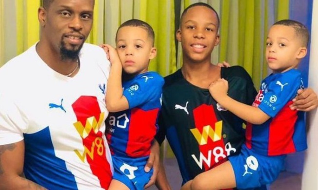 Henri Camara en toute complicité avec ses jumeaux Kyllian & Keylan Henri Camara en toute complicité avec ses jumeaux Kyllian & Keylan