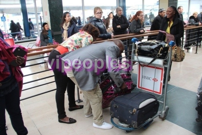 La chanteuse Titi à son arrivée à l'aéroport d'Orly