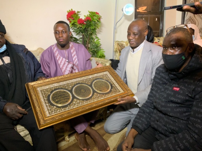 L'imam de la famille Omarienne de New York prie et s'engagé derrière Mo Gates et clash le gouvernement